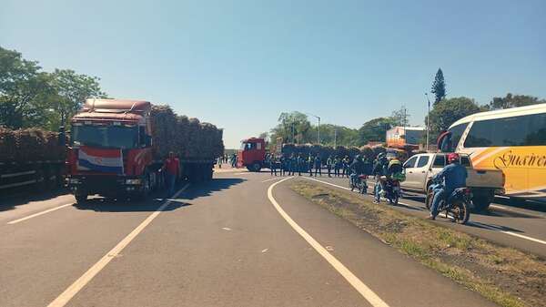 Cañicultores aceptan mesa de diálogo con Petropar, pero cierre de la Ruta PY02 sigue firme - Nacionales - ABC Color
