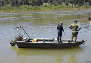 Río Paraná: hallan cuerpo de pasero y otro sigue desaparecido, ambos cruzaban en canoa - Noticiero Paraguay