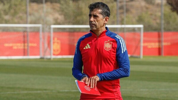 Versus / España "no es favorita" anticipa su DT en la previa del Mundial Sub 20 en Chile