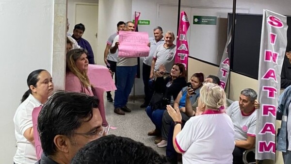 Altas deudas y falta de diálogo: Funcionarios protestan ante una Municipalidad en "fase terminal"