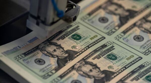 Los bancos centrales se alejan del dólar y apuestan por el oro, según Deutsche Bank
