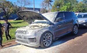 Principio de incendio de camioneta en Ruta PY02 en Minga Guazú 