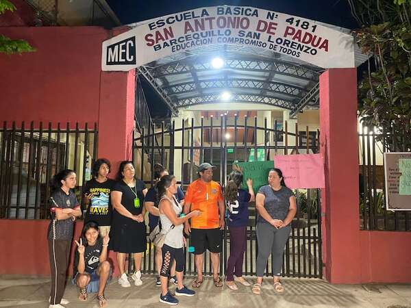 Padres toman escuela en San Lorenzo exigiendo destitución de la directora - Nacionales - ABC Color