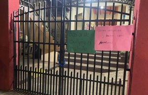 Padres toman escuela San Antonio de Padua de Lorenzo para exigir destitución de la directora » San Lorenzo PY