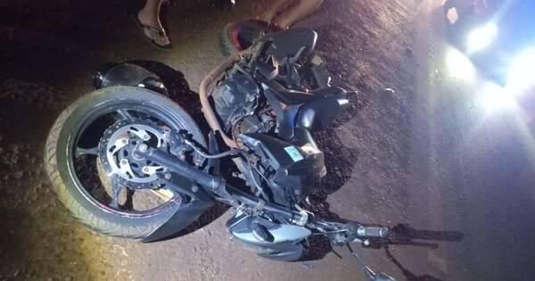 Diario HOY | Motociclista atropelló un perro, cayó y fue arrollado por una camioneta