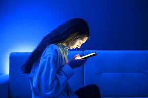 Un estudio revela la luz artificial altera el ciclo menstrual