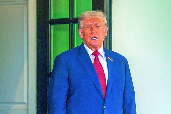 Inmigrantes demandan a Trump por redadas en Washington D.C.