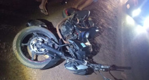 Motociclista atropelló un perro, cayó y fue arrollado por una camioneta