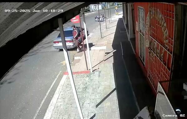Misterioso hombre ronda una escuela y padres están en alerta •
