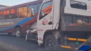 Caos en tránsito de ruta PY02 por un choque entre colectivo, auto y grúa