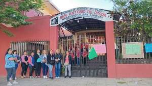 Padres mantienen toma de escuela de San Lorenzo y exigen destitución de directora por maltrato - Nacionales - ABC Color