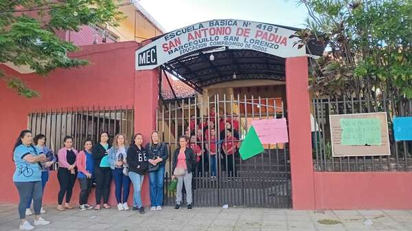 Padres mantienen toma de escuela de San Lorenzo y exigen destitución de directora por maltrato - Nacionales - ABC Color