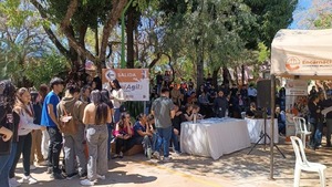 Municipalidad de Encarnación entrega aportes económicos a estudiantes universitarios