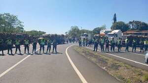 Cañicultores en su quinto día de cierre de la Ruta PY02 y rechazan mesa de diálogo fuera de Troche - Nacionales - ABC Color