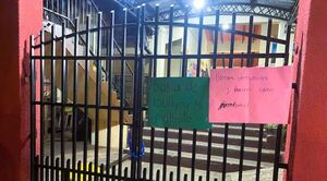 Padres toman escuela y exigen destitución de directora por presunto maltrato