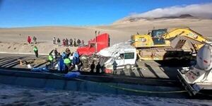 Perú: al menos 14 muertos dejó un choque de minibús que transportaba a músicos bolivianos