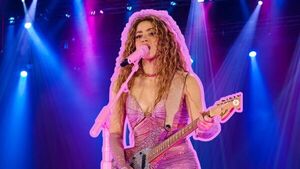 Popular / (VIDEO) Ciega, sordomuda: Shakira es criticada por no auxiliar a camarógrafo que se cayó frente a ella