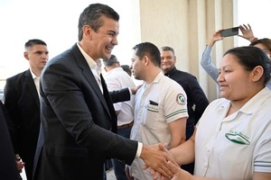 Arrojan botella de agua a Peña durante recorrido en el IPS