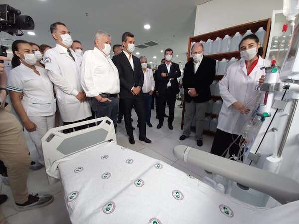 Video: escrachan y tiran botella a Peña durante recorrido en hospital del IPS - Política - ABC Color
