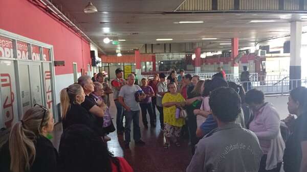 Protesta en la Terminal: Bello mantiene prácticas de Nenecho, reclaman - Nacionales - ABC Color
