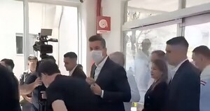 Escracharon a Santi mientras recorría un hospital del IPS y le tiraron una botella de agua