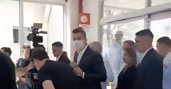 Escracharon a Santi mientras recorría un hospital del IPS y le tiraron una botella de agua