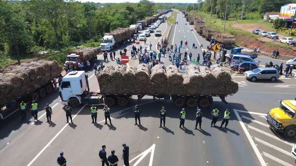AUDIO: Cañicultores cierran la Ruta PY02 por quinto día y rechazan diálogo fuera de Troche - Periodísticamente - ABC Color