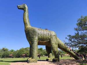 Dinosaurio de 18 metros de altura invita a hacer turismo en Pirayú - Nacionales - ABC Color