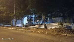 Video: vecinos de Mburicao derriban cercado de la plaza tras más dos años de abandono - Nacionales - ABC Color