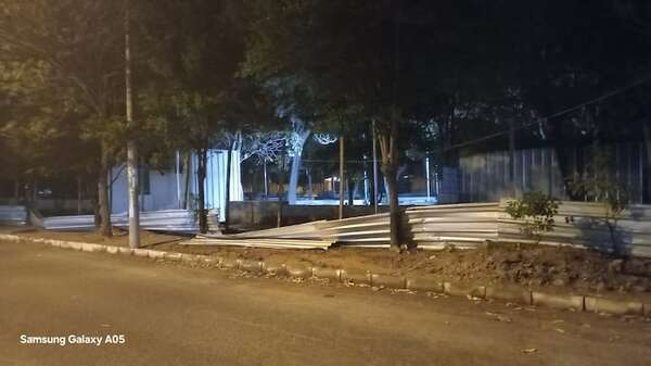 Video: vecinos de Mburicao derriban cercado de la plaza tras más dos años de abandono - Nacionales - ABC Color