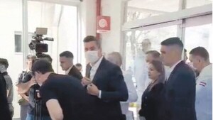 Paciente dializada escrachó y le tiró su basura al presidente Peña