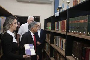 Ministro Ramírez Candia acompañó entrega de colección bibliográfica en Coronel Oviedo