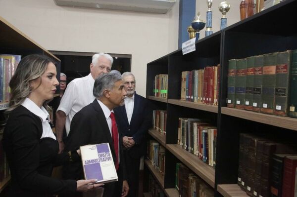 Ministro Ramírez Candia acompañó entrega de colección bibliográfica en Coronel Oviedo