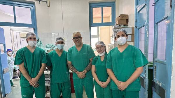 Video: Extraen cinco dientes del pulmón de un hombre tras crisis asmáticas frecuentes