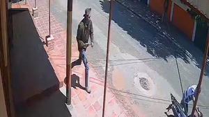 Video: Intentó esconder moto de asaltantes y recibió un balazo
