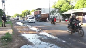 Baches vuelven intransitable la ciudad de Limpio y pobladores piden intervención al MOPC