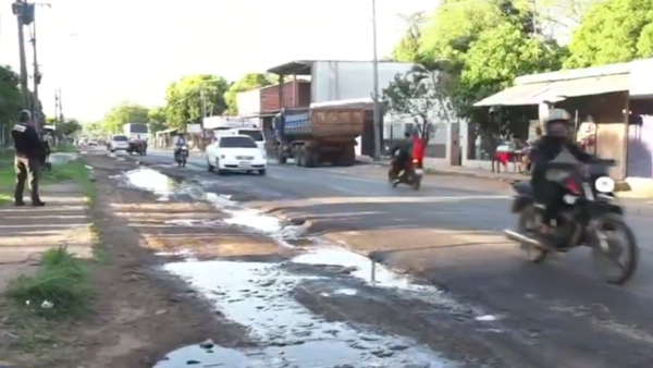 Baches vuelven intransitable la ciudad de Limpio y pobladores piden intervención al MOPC