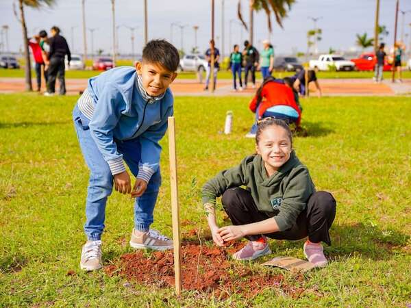 Estudiantes plantaron 400 nuevos árboles en Encarnación - Nacionales - ABC Color