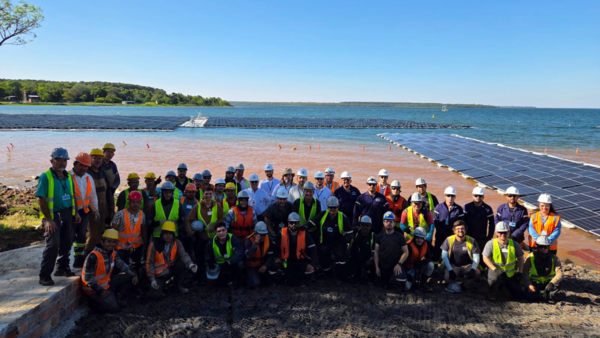 Itaipú termina instalación de paneles solares para planta de energía flotante