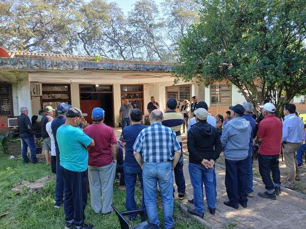 Jubilados de IPS en Tebicuary denuncian supuesto prebendarismo con cambio de director - Nacionales - ABC Color