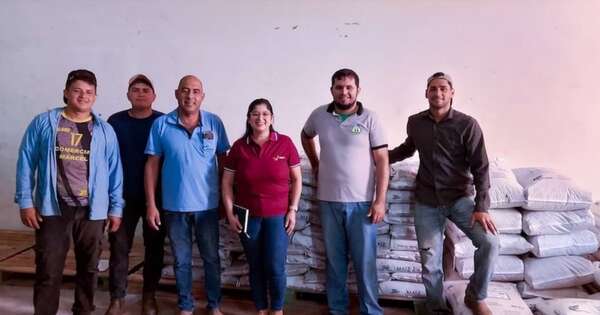 La Nación / Labriegos recibieron semillas de maíz