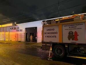 Bomberos controlan un principio de incendio en un depósito de Asunción - Policiales - ABC Color