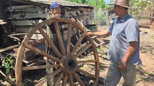 A golpes de martillo, forjar carretas antiguas resiste el paso del tiempo