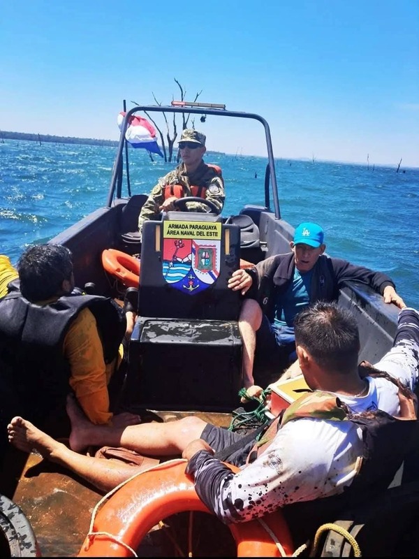 Popular / Pescadores naufragaron y fueron rescatados ilesos
