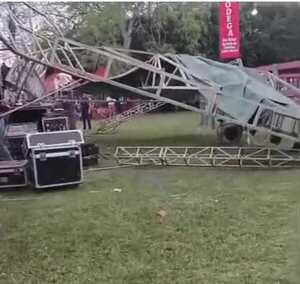 Popular / (VIDEO)Artistas pasaron sustazo cuando cayó escenario en Coronel Oviedo