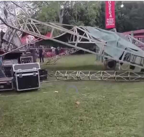 Popular / (VIDEO)Artistas pasaron sustazo cuando cayó escenario en Coronel Oviedo