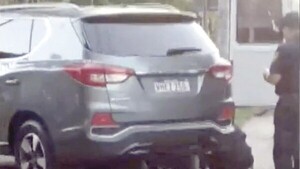 El puentazo loco: Comisario chocó a motoca y dijo “no” al alcotest