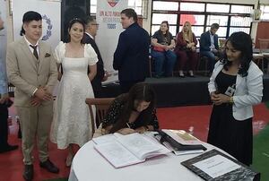 Boda comunitaria en Ciudad del Este unió a 130 parejas  - ABC en el Este - ABC Color
