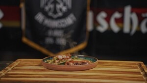 Video: Cocinamos costeleta de cerdo en Die Mannschaft Bar con Nobert Aguero