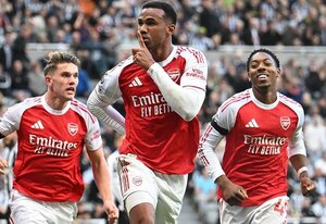 Versus / Arsenal remonta en el descuento en Newcastle y se acerca al Liverpool